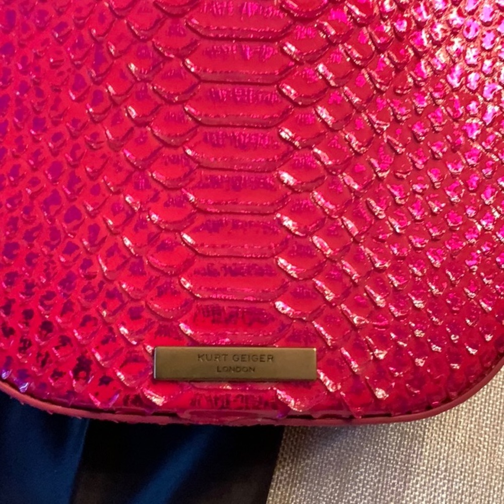 Kurt Geiger Fuchsia Chelsea Saddle Bag NWT - Picture 10 of 10